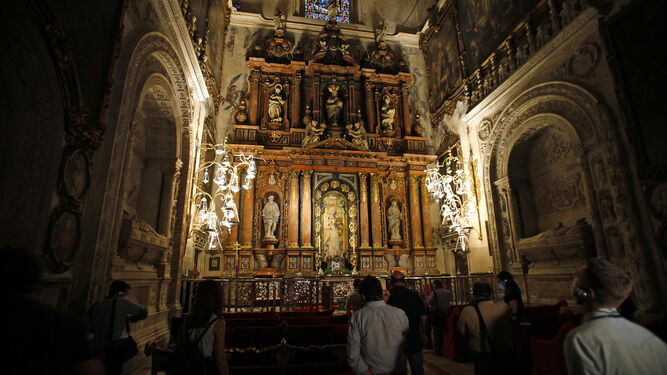 Un grupo de visitantes en la Capilla de la Virgen de la Antigua de la Catedral de Sevilla.