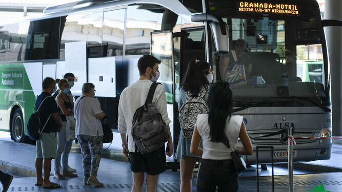 Viajeros en la estación de autobús de Granada.