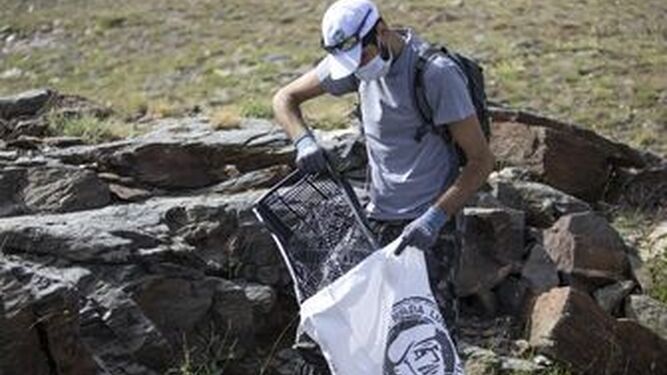Fotos: as&iacute; ha sido la jornada de limpieza en las pistas de esqu&iacute; de Sierra Nevada