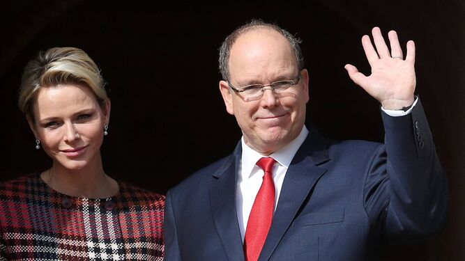 El príncipe Alberto y Charlene saludan desde el balcón del Palacio Grimaldi.