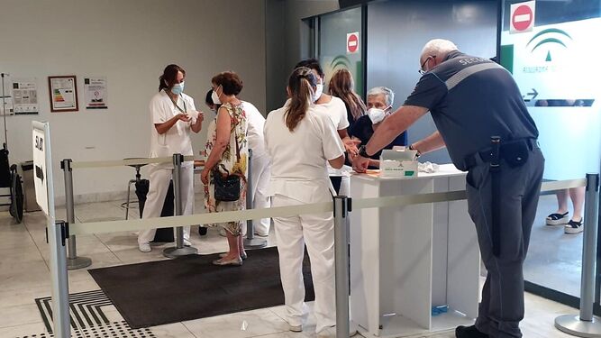 Nuevas normas en el Clínico de Granada para pacientes y acompañantes: el relevo será fuera del hospital