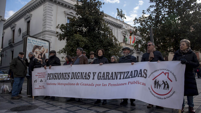 Imagen de archivo de una concentración anterior del colectivo de pensionistas en Granada.