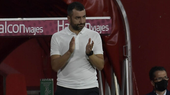 Diego Martínez aplaude a sus futbolistas durante el encuentro
