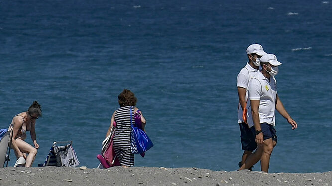 Vigilantes en una playa de Granada.