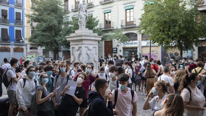 Plaza de Derecho en Granada tras el examen de Selectividad.