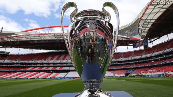 La Champions League, la 'orejona' ya espera en el campo del Benfica a los finalistas.