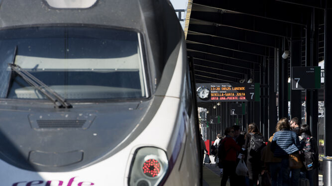 Un tren Avant con Sevilla, que ahora funcionan al 50% de sus servicios
