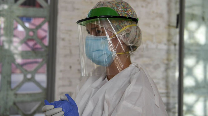 Una enfermera preparada para tomar muestras de coronavirus en Belicena