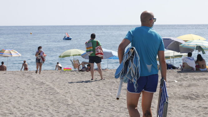 Así está siendo el primer día de mascarillas obligatorias en las playas de Granada