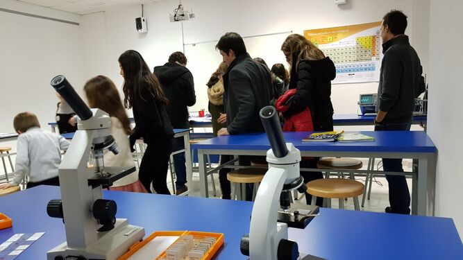 Los alumnos del Liceo Francés en el laboratorio de este centro.