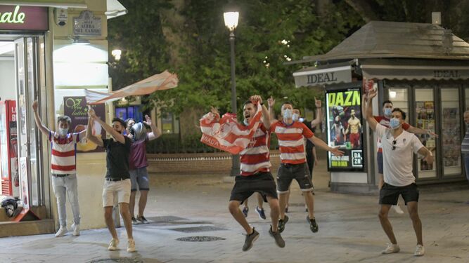 Los aficionados celebran la haza&ntilde;a del Granada