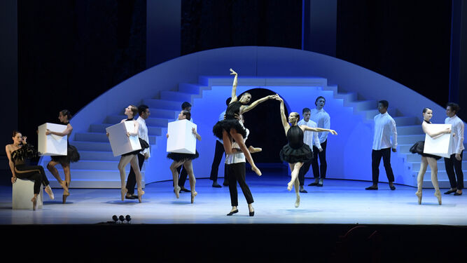 El prestigioso ballet durante su actuación en el Teatro del Generalife.