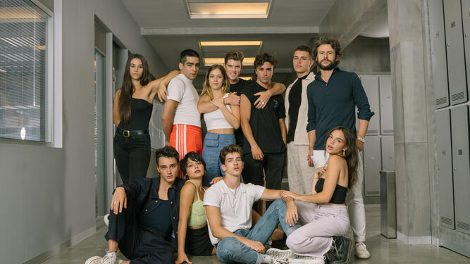 Los jóvenes actores y Diego Martín en la temporada 4 de 'Élite'