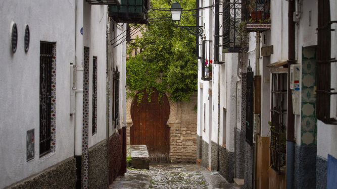 Una de las calles del histórico barrio del Albaicín.