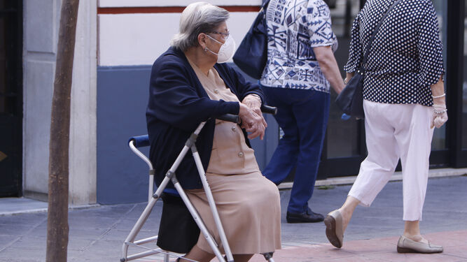 Una persona mayor, en una imagen durante la desescalada.