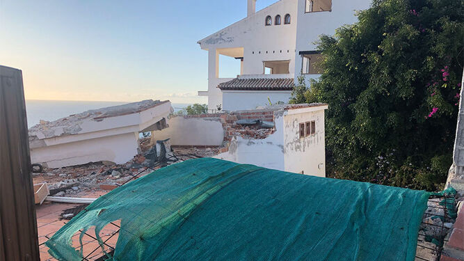 Los vecinos de Cármenes del Mar invitan a Juanma Moreno a pasar unos días de veraneo en sus casas ruinosas