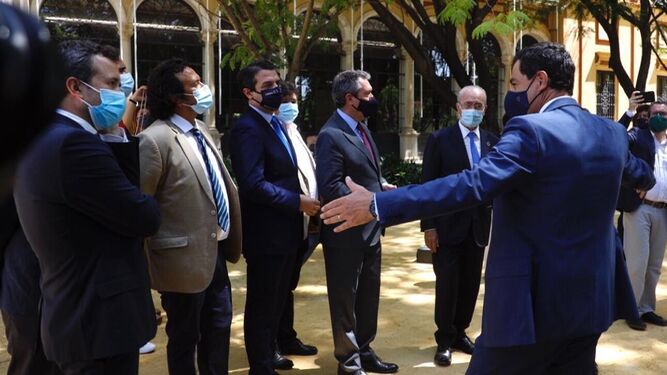 El presidente de la Junta saluda a los alcaldes de las capitales andaluzas.