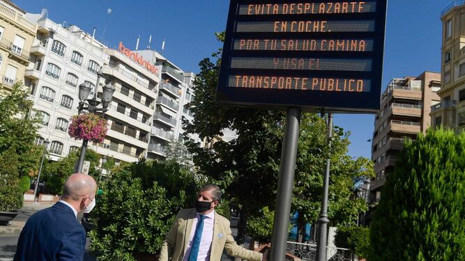 Granada instala paneles informativos sobre atascos y aparcamientos para reducir el "tráfico de agitación"