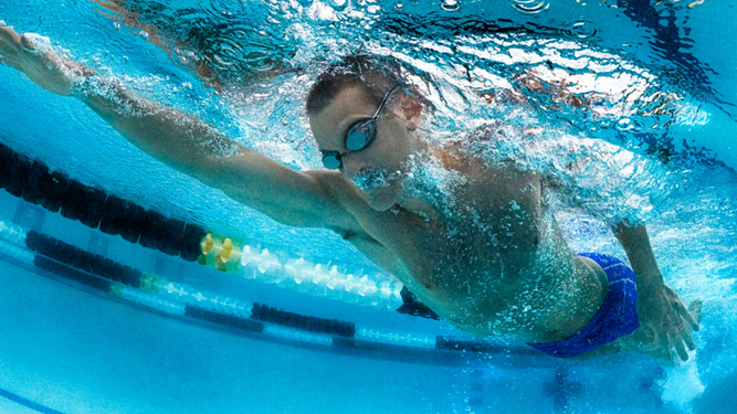 Los secretos de adelgazar nadando: mejor que el running y la bici