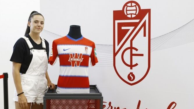 Alba Pérez posa con la camiseta del Granada CF