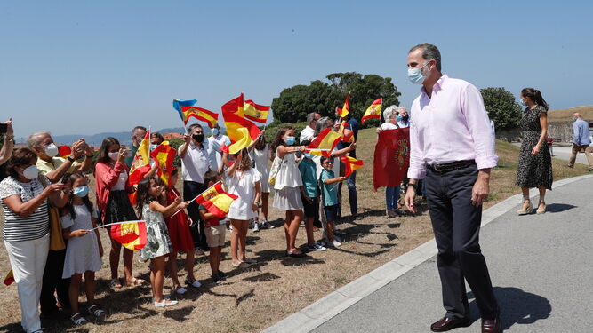 El Rey es saludado por familias asturianas en su visita de hoy
