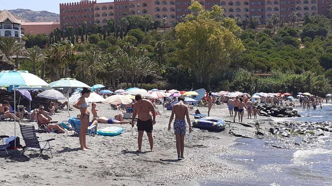 Cierran cuatro playas de la Costa de Granada ante la aglomeración de personas por la ola de calor