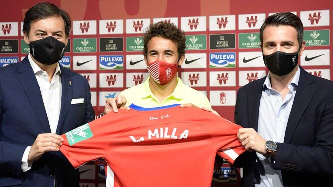Luis Milla posa con su nueva camiseta junto a Fran Sánchez (d) y Antonio Fernández Monterrubio (i)