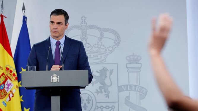 Pedro Sánchez atiende las preguntas de los periodistas en la rueda de prensa celebrada en Moncloa.