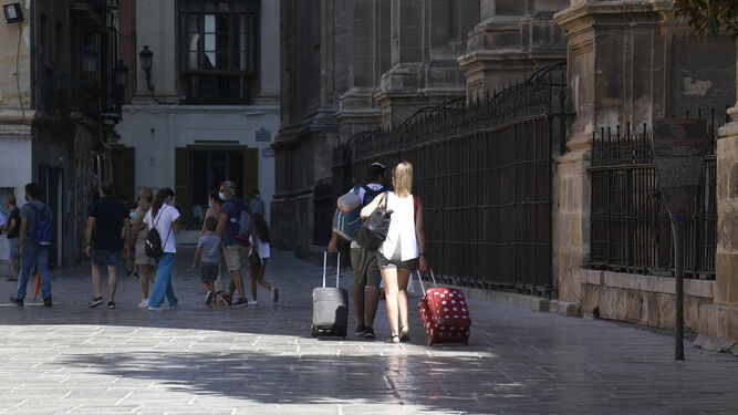 Varios turistas por los alrededores de la Catedral de Granada.