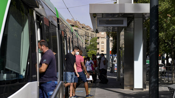 Viajeros del Metro de Granada suben y bajan del vehículo con mascarilla