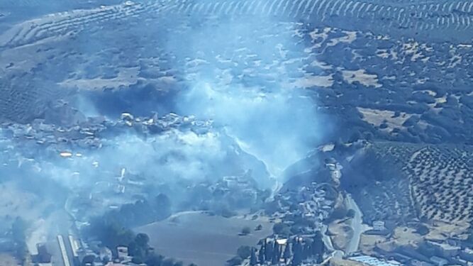 Vista del incendio forestal en un paraje de Iznalloz desde el helicóptero del Infoca