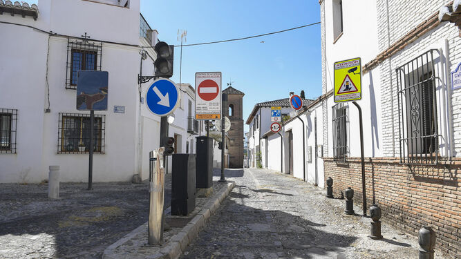 La pilona conflictiva de la calle San Luis de Granada: averías, colapsos y problemas de tráfico