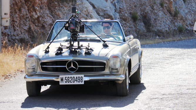 El actor Javier Rey conduce un Mercedes por el pareja de Cerro Gordo.