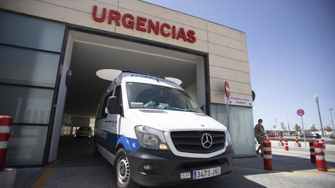 Una ambulancia en las Urgencias del Clínico del PTS