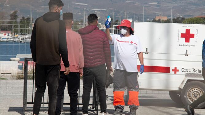 Llegan al  puerto de Motril 21 inmigrantes rescatados de dos pateras.