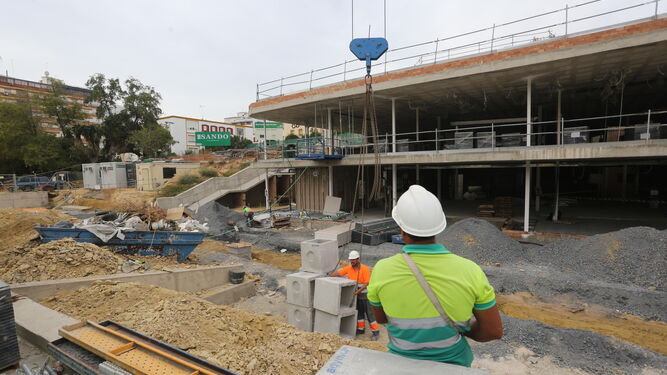 Obras de construcción de un centro de salud en Huelva.