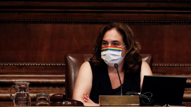 La alcaldesa de  Barcelona, Ada Colau, durante el pleno de este jueves.