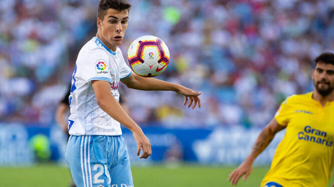 Alberto Soro controla el balón en un partido con el Zaragoza