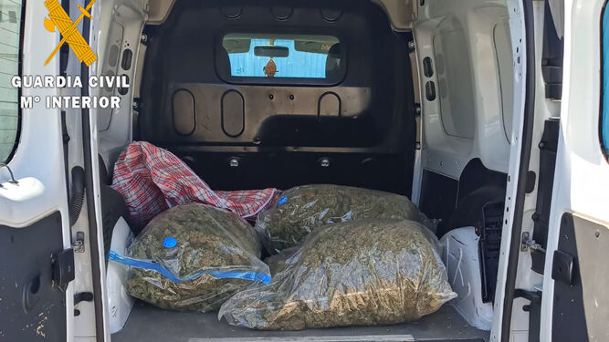 La marihuana iba distribuida en sacos que el conductor detenido transportaba en el maletero de la furgoneta.