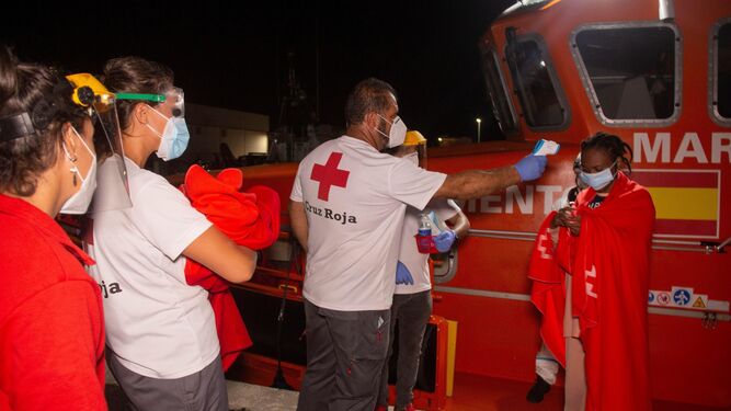 Llegan a la Costa de Granada 48 personas, entre ellas dos bebés, que fueron rescatadas cuando iban en patera