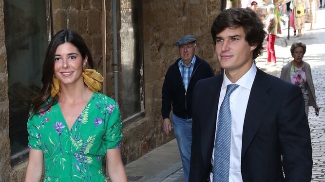 Carlos Fitz-James Stuart, junto a su novia Belén Corsini en la boda de Valentina Suárez-Zuloaga.