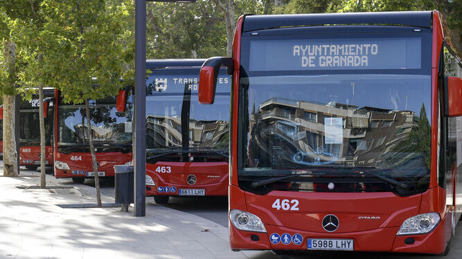 Refuerzo de los autobuses en Granada por la vuelta al cole y el comienzo de la Universidad