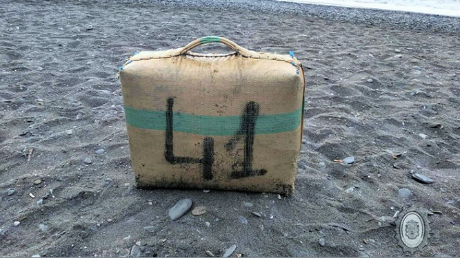 Un vecino encuentra un fardo de hachís de 39 kilos  en una playa de la Costa de Granada