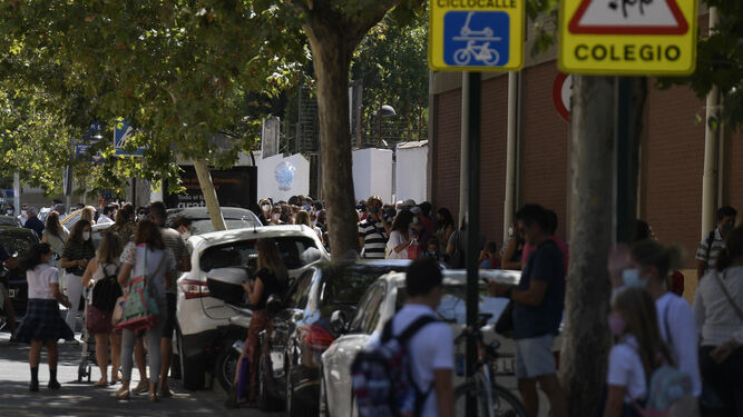 La aglomeración de padres a la salida de los niños, el punto débil de la vuelta al colegio en Granada
