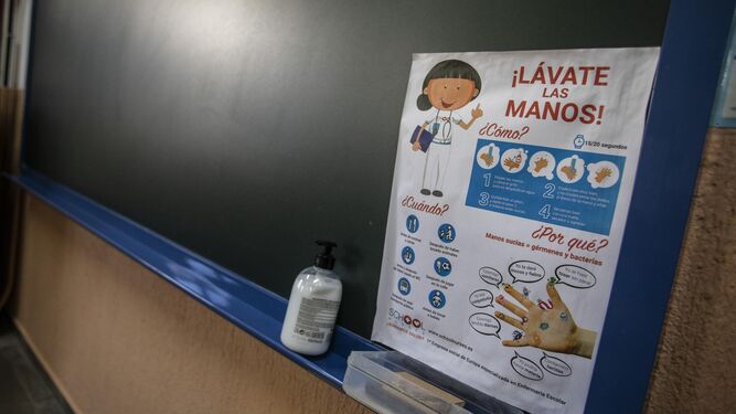 Cartel en un colegio de Granada que recuerda la importancia de lavarse las manos.
