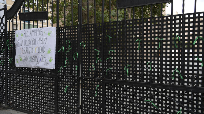 Lazos verdes en la puerta del CEIP Tierno Galván.
