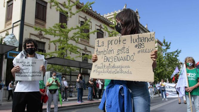 Varios de los asistentes a la huelga de Educación en Granada convocada este viernes.