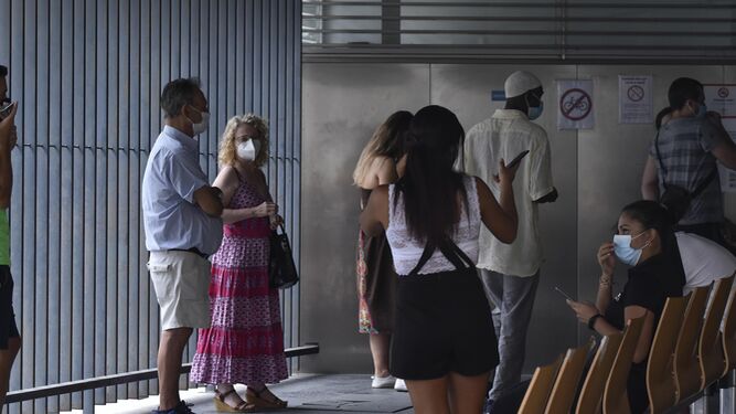 Varias personas aguardan en un centro de salud de Sevilla.