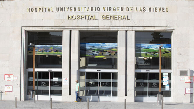 Entranada al Hospital Virgen de las Nieves, donde se ha declarado un brote de coronavirus, en la tarde de ayer