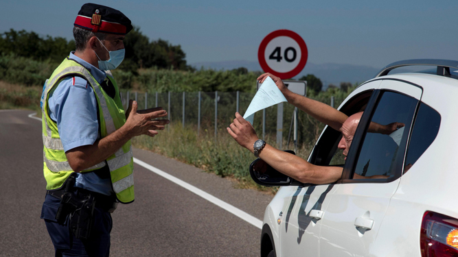 Un Mosso d'Esquadra, el pasado mes de julio, realizando un control de carreteras en la comarca leridana del Segrià.